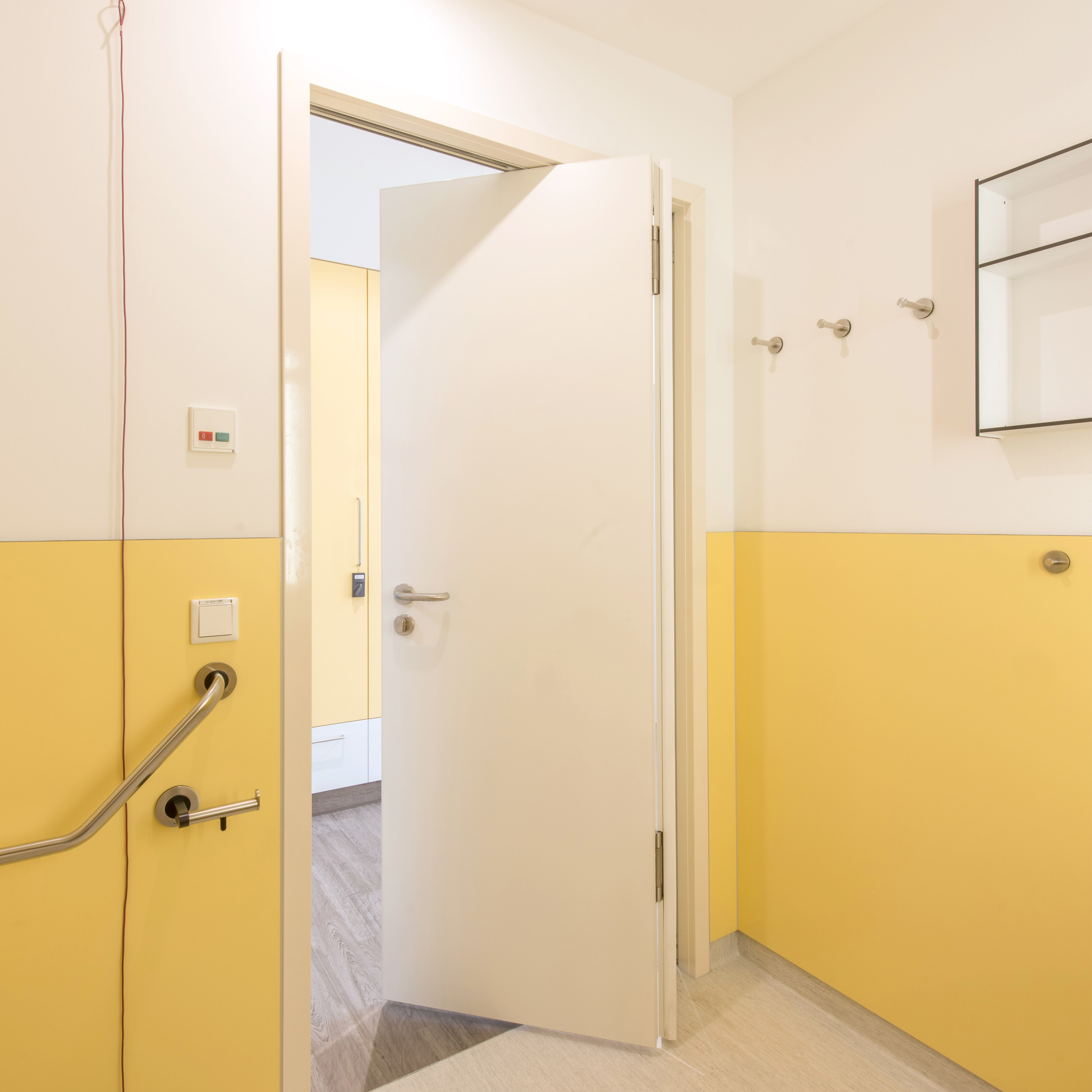 Raumspartür im Krankenhaus