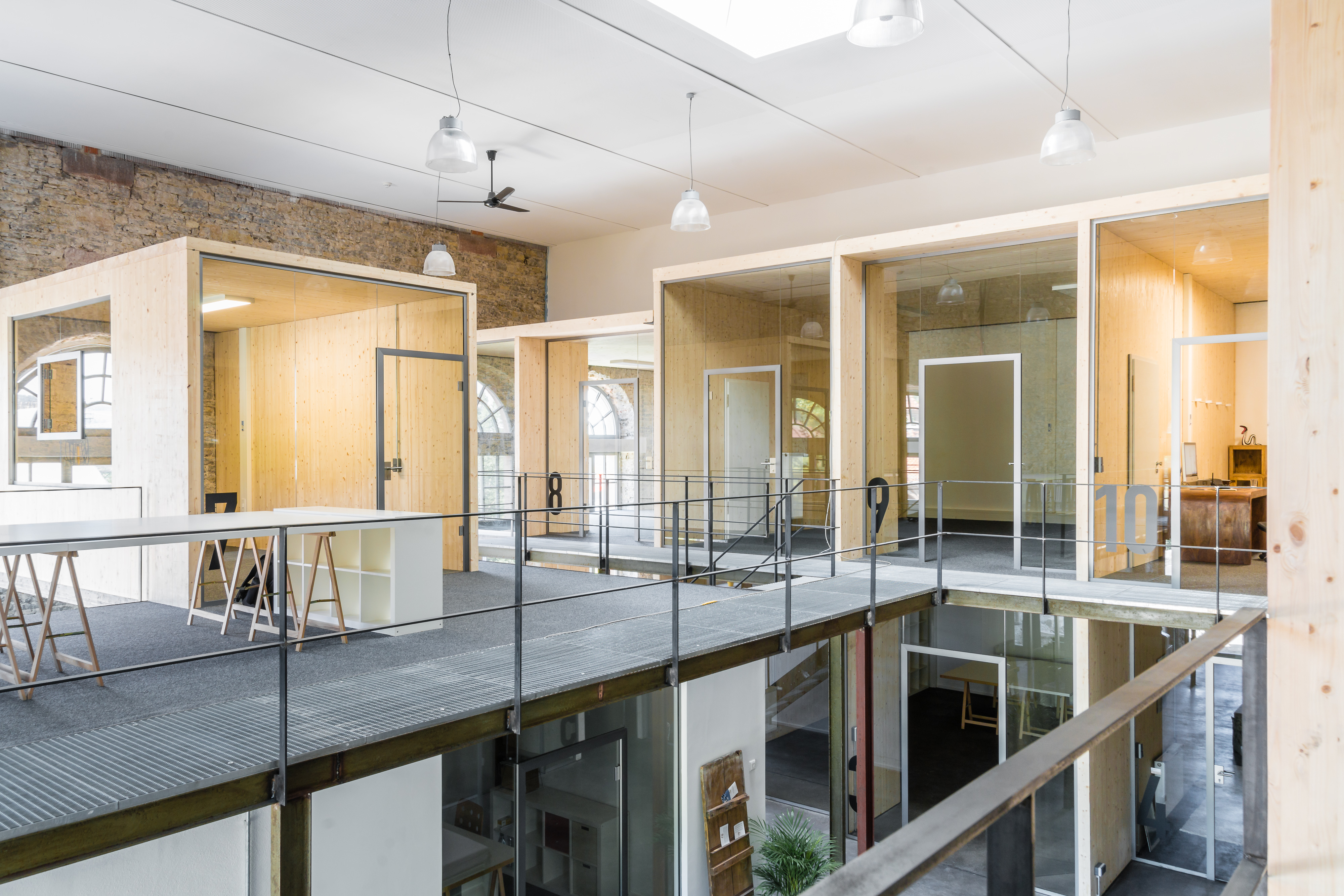 Arbeitsplatz in Holzbox