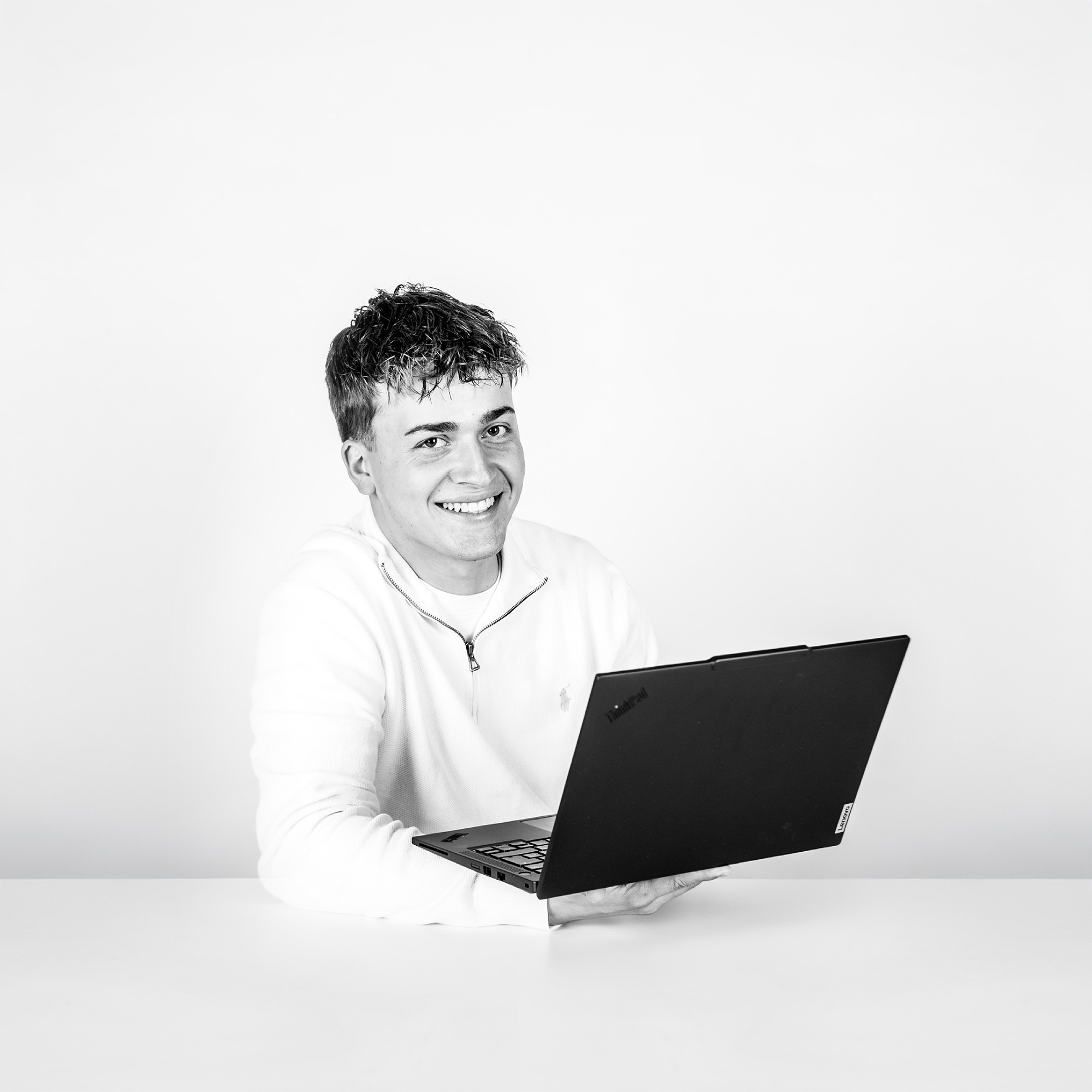 Portraitfoto von Elias Hofmann.