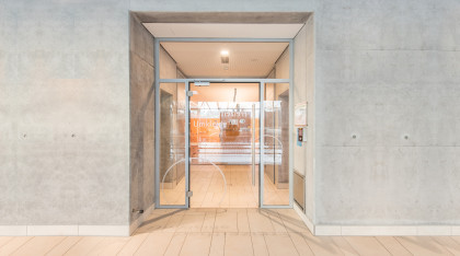 Ganzglastür im Schwimmbad