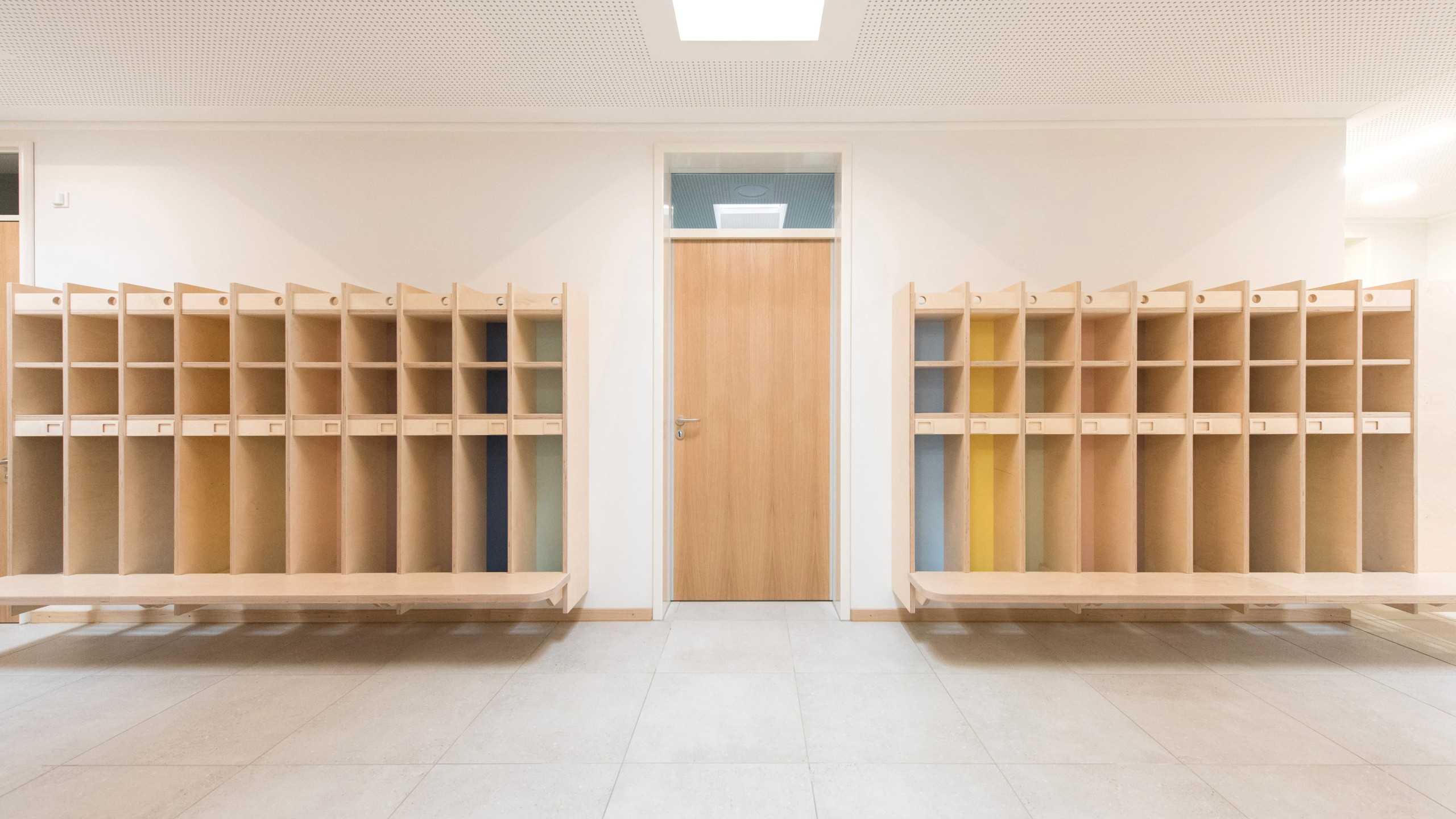 Türelement mit Oberlicht und Holztür im Kindergarten