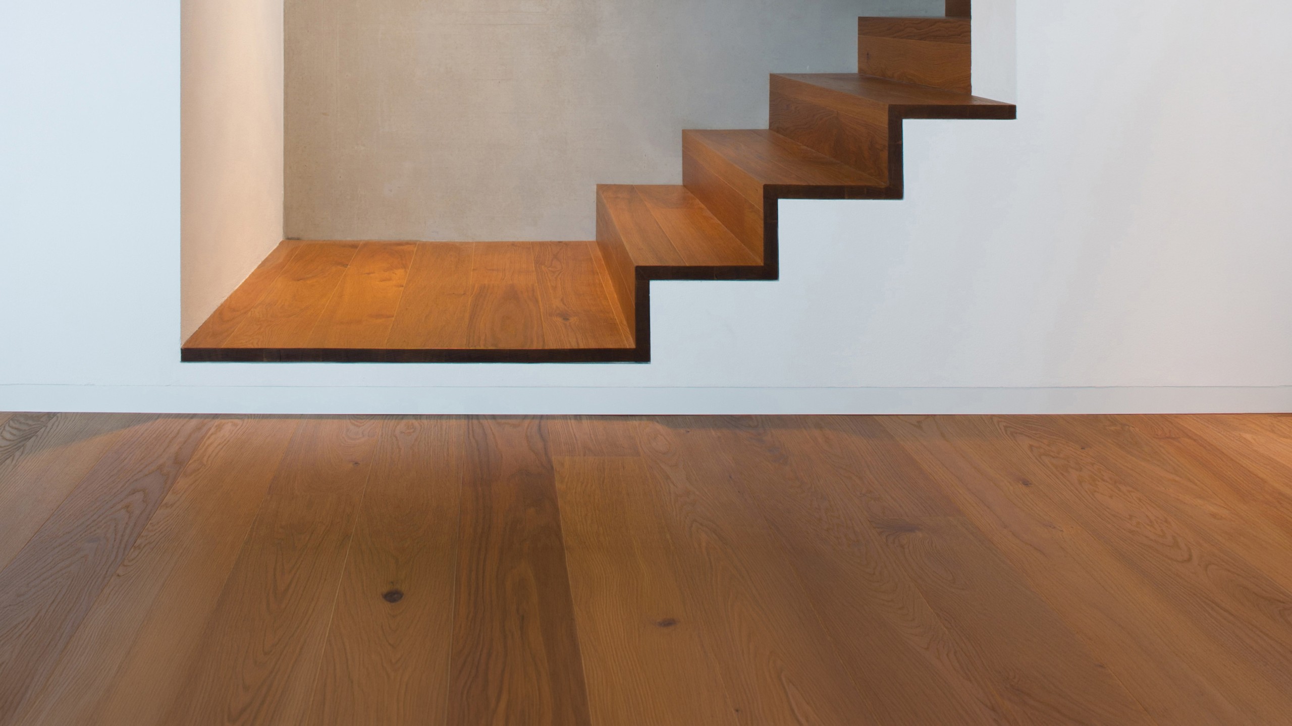 wandbündige Sockelblende und wandbündige Treppe vor Sichtbetonwand