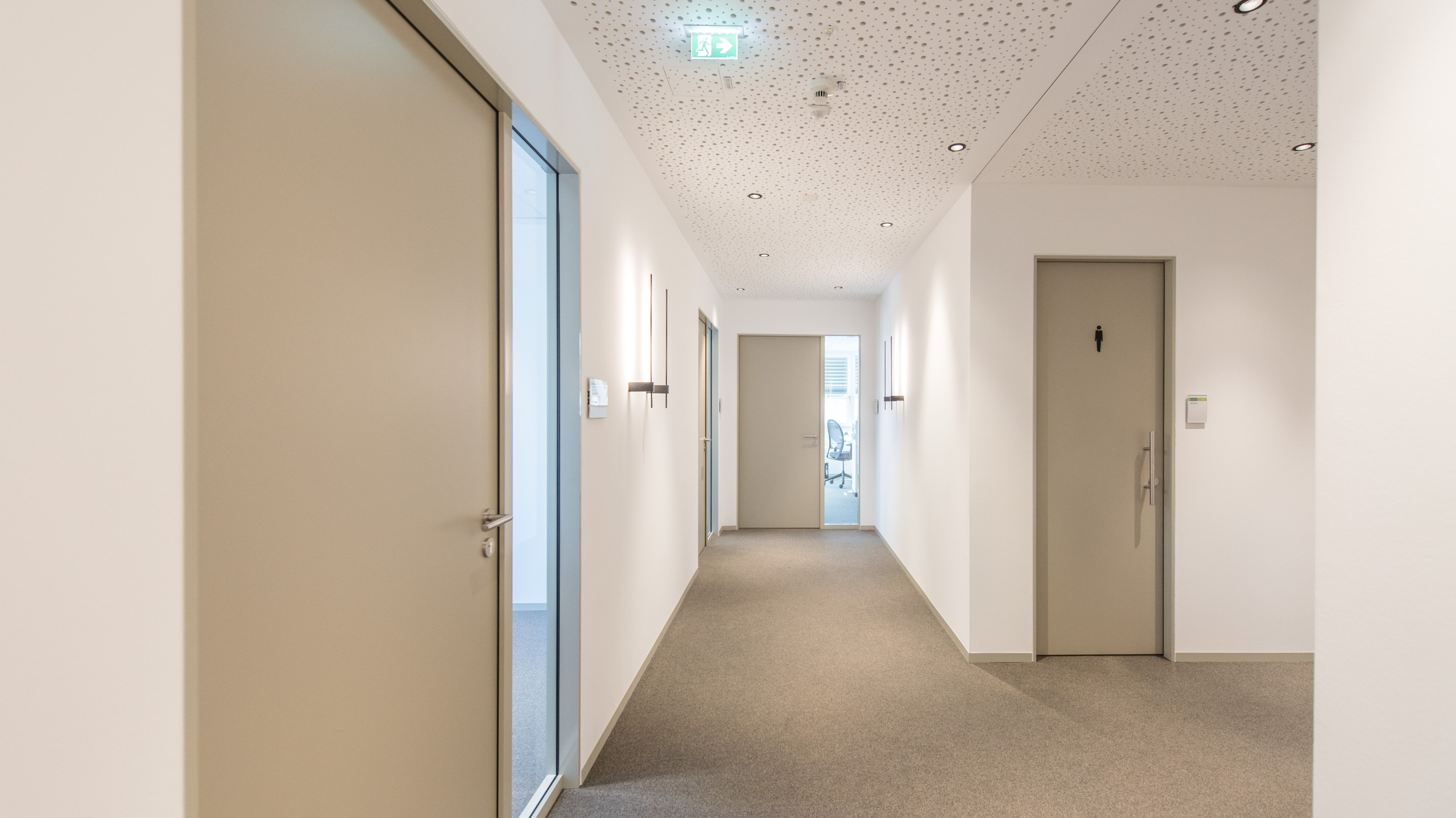 wandbündige Türelemente im Office