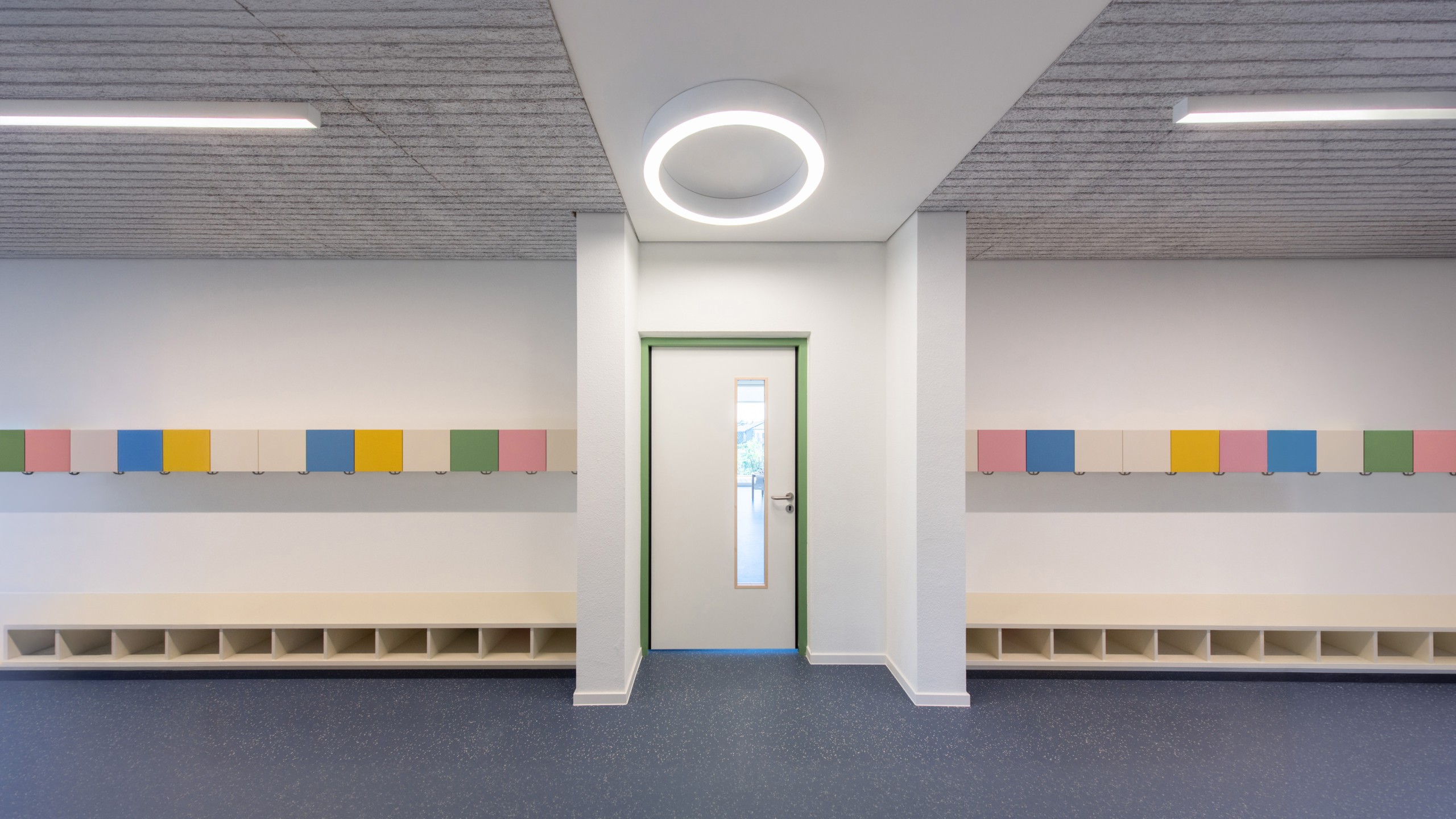 Flur im Kindergarten, bunte Garderobenschränkchen