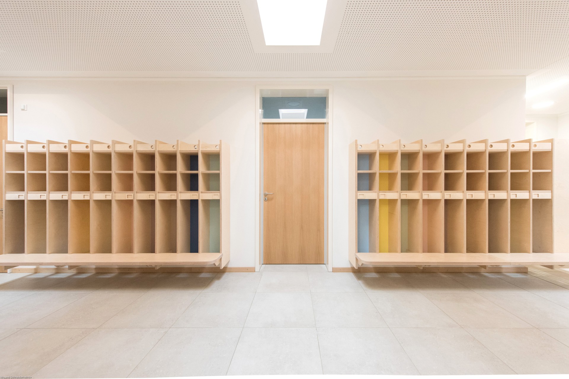 Türelement mit Oberlicht und Holztür im Kindergarten