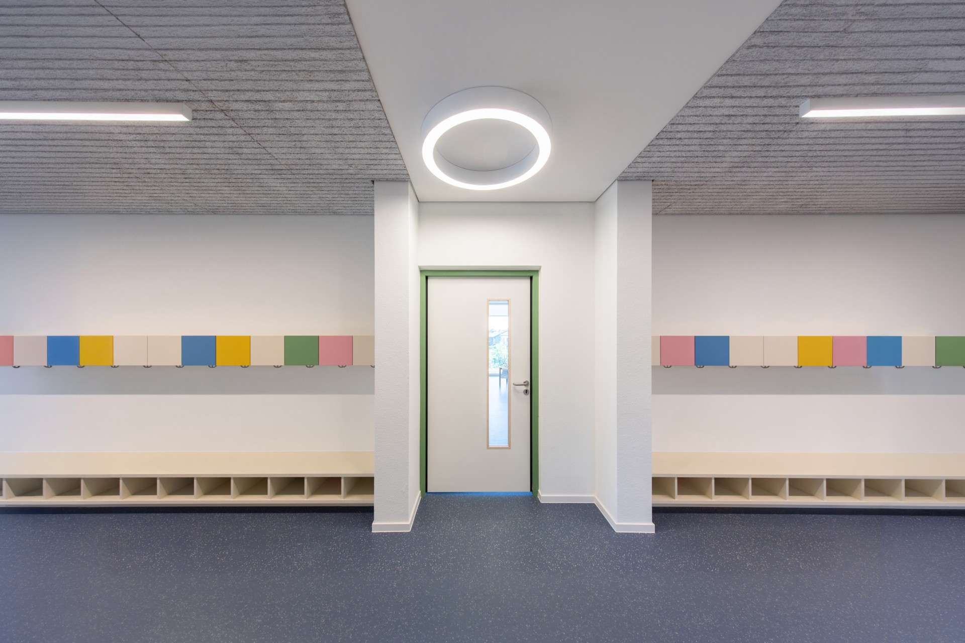 Flur im Kindergarten, bunte Garderobenschränkchen