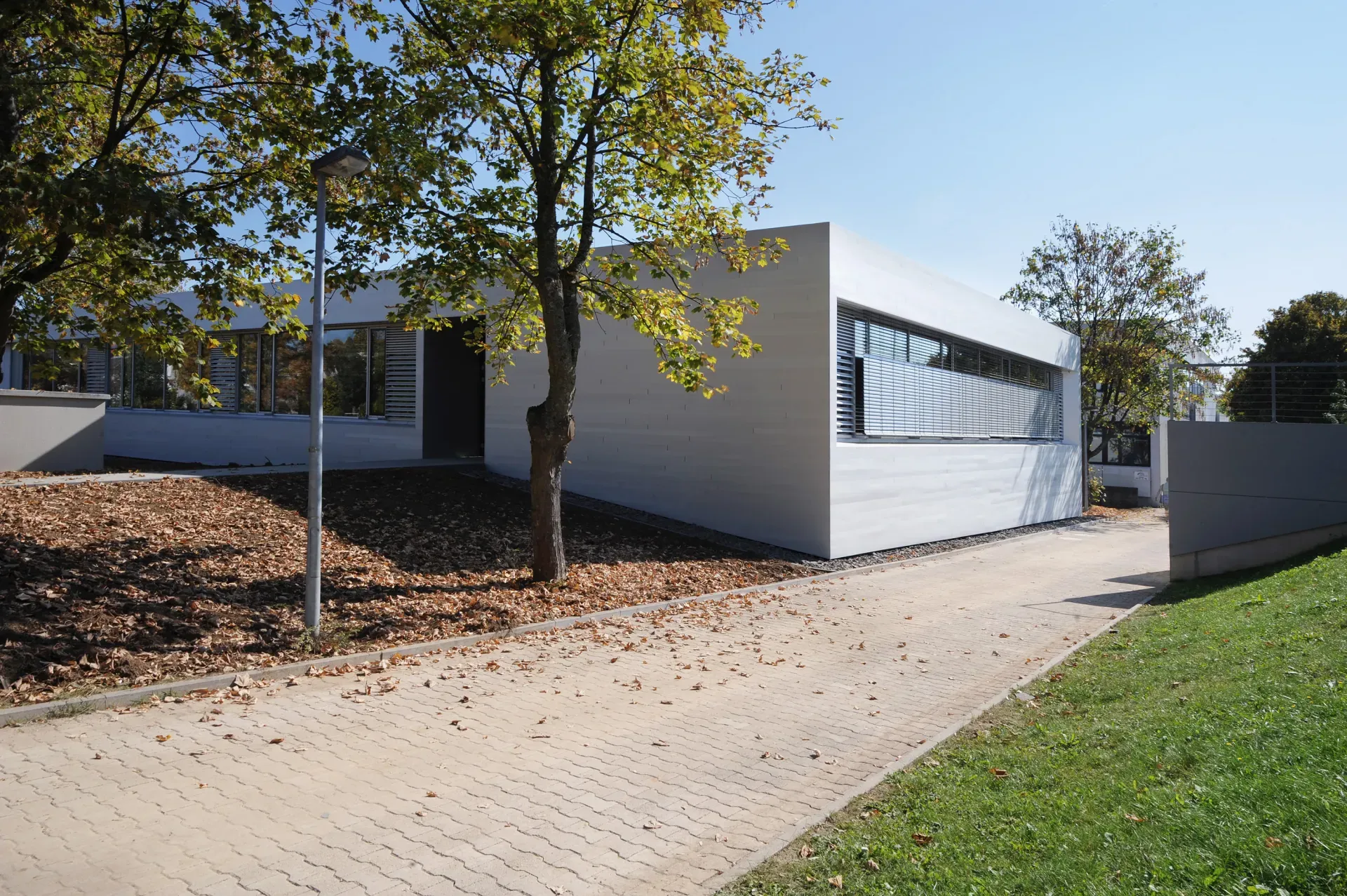 metallische Fassadenverkleidung aus Aluminium