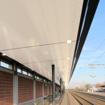 Bahnsteig Bühl mit neuer Paneeldecke flächenbündig integrierte Leuchten im Aluminiumpaneel