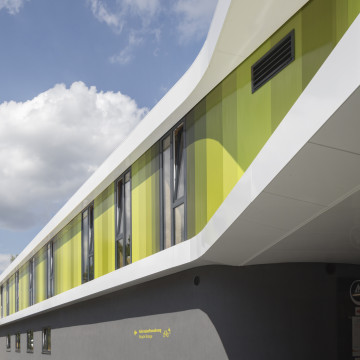 Fassade mit vertikal angeordneten Paneelen Aluminiumpaneele mit Nut- und Federverbindung sorgen für eine geschlossenene Oberfläche