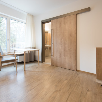 Schiebetürzarge aus Aluminium Schiebetür im Pflegezimmer