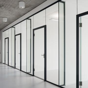 Moderne Büros mit viel Glasanteil Schallschutzverglasung