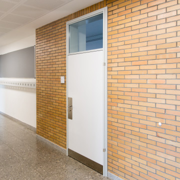 Renovierungszarge in der Schule raumhohes Türelement mit Oberlichtverglasung