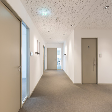 wandbündiges Türelement in Kieselgrau
