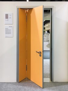 vertikal geteilte Tür mit Raumsparfunktion