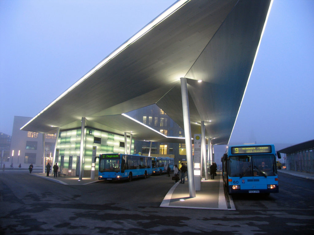 Busbahnhof mit schwebendem Dach